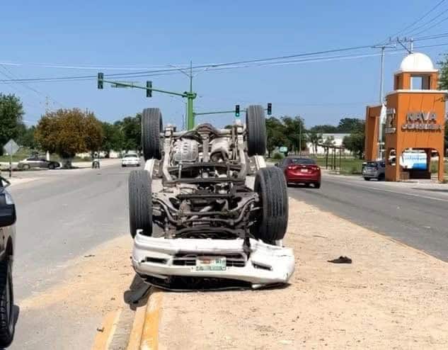 Se registra aparatosa volcadura en el bulevar Ramón Cerda de Nava
