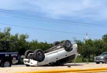 Se registra aparatosa volcadura en el bulevar Ramón Cerda de Nava