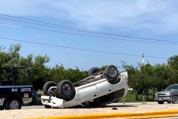 Se registra aparatosa volcadura en el bulevar Ramón Cerda de Nava