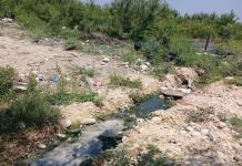 Vecinos de Banorte exigen solución urgente al colapso de drenaje en Sabinas