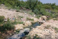 Vecinos de Banorte exigen solución urgente al colapso de drenaje en Sabinas
