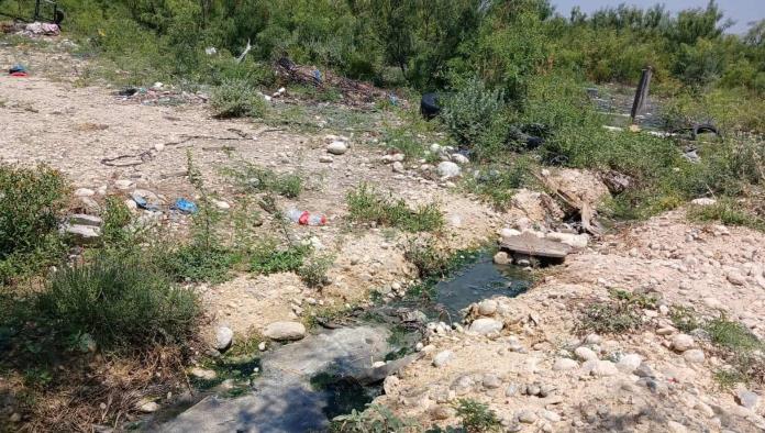 Vecinos de Banorte exigen solución urgente al colapso de drenaje en Sabinas