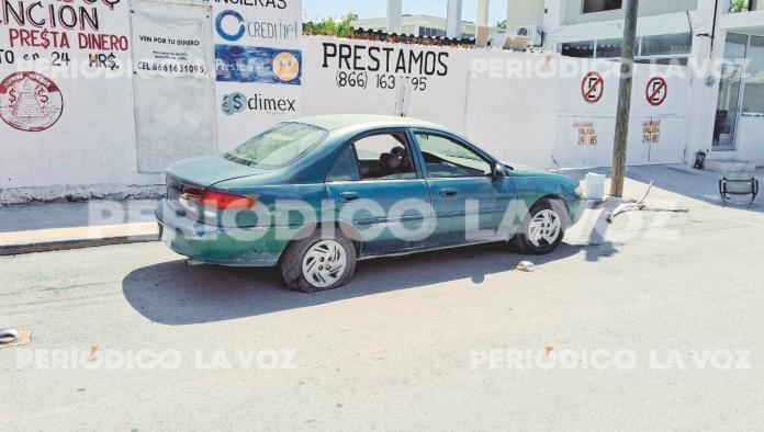 Conductor imprudente embiste a pareja en moto; joven embarazada entre los heridos