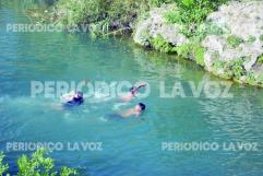 Ciudadanos se lanzan al río Monclova para refrescarse ante ola de calor en la región