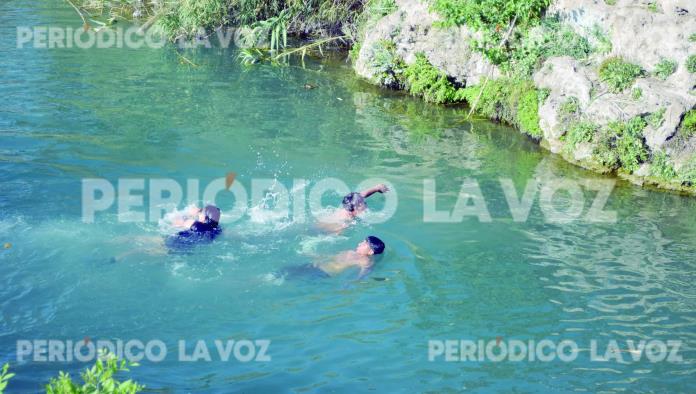 Ciudadanos se lanzan al río Monclova para refrescarse ante ola de calor en la región