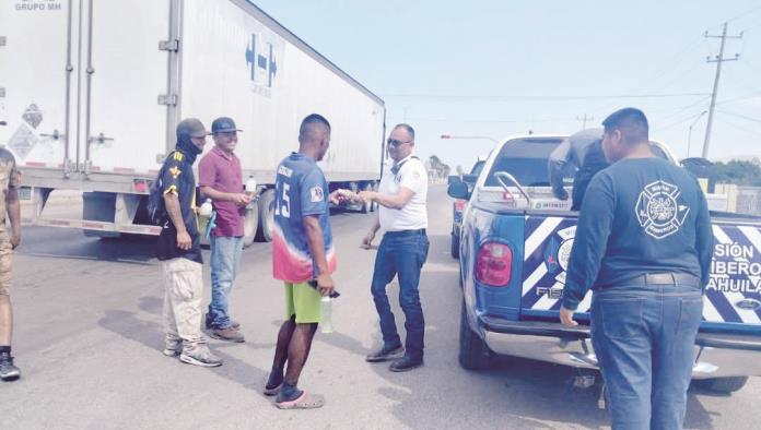 Regalan bomberos paletas de hielo