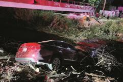 Casi cae en arroyo ebria conductora