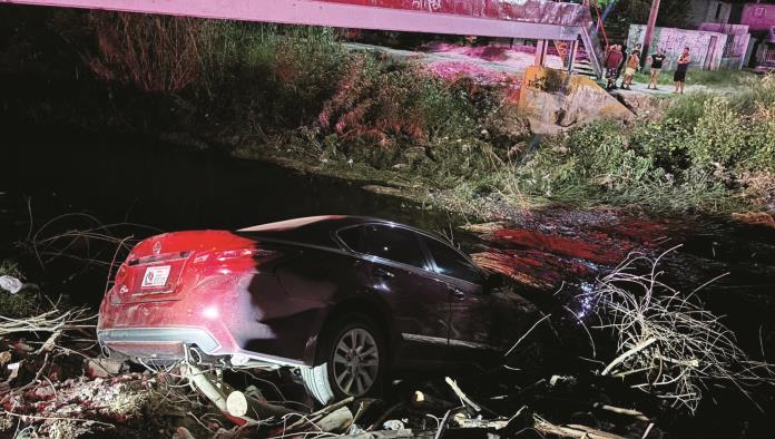 Casi cae en arroyo ebria conductora