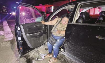 Se lleva ebria tres autos de encuentro
