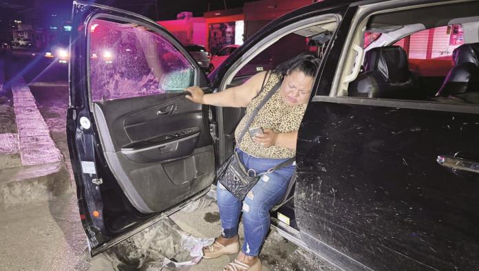 Se lleva ebria tres autos de encuentro