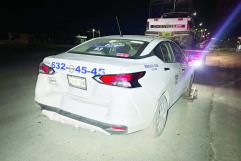 Se impacta contra taxi