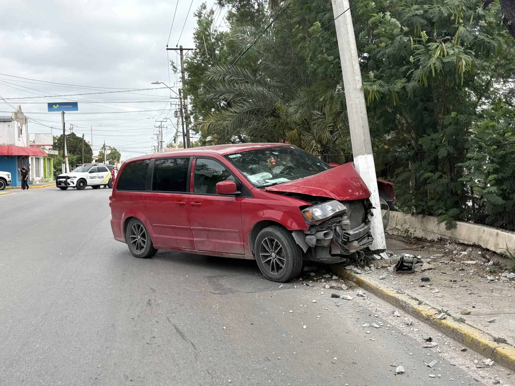 Enfermero choca dormido tras turno nocturno y deja sin luz a varias colonias