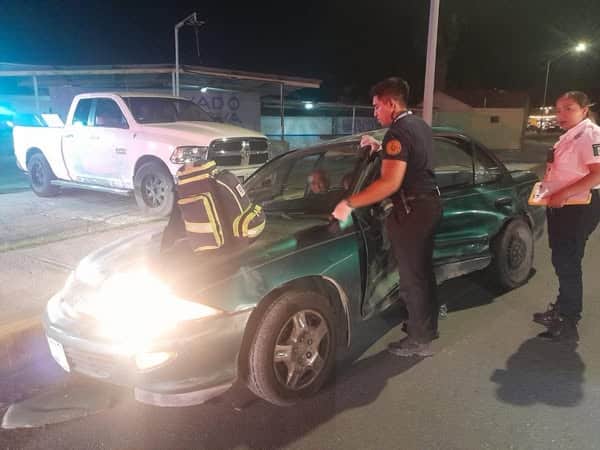Accidente en Villa de Fuente deja a dos adultos mayores atrapados en su auto