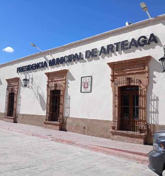 Exigen en Arteaga mejora de servicios