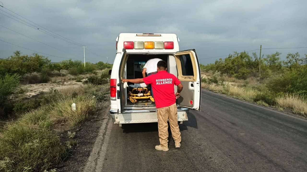 Termina volcado en la carretera 57 por tomar café al volante