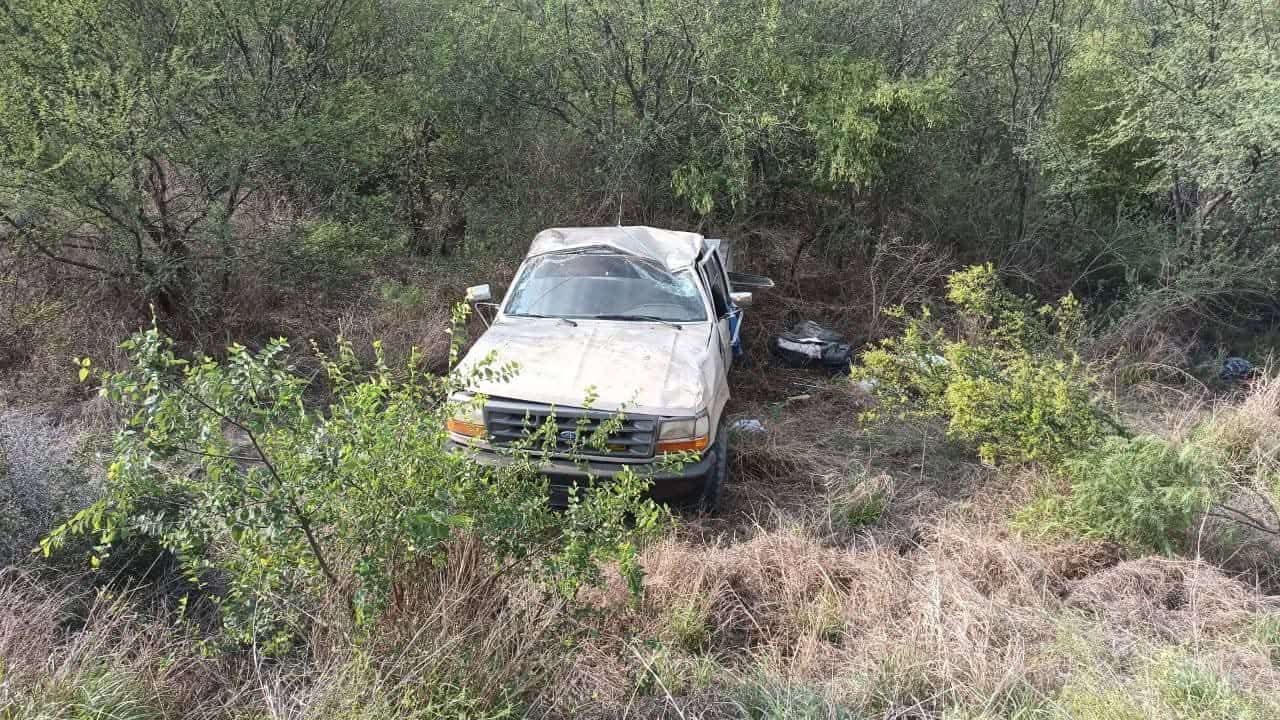Termina volcado en la carretera 57 por tomar café al volante