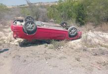 Vuelca automóvil en la colonia Valle Poniente de Ciudad Acuña