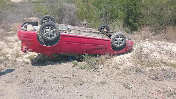 Vuelca automóvil en la colonia Valle Poniente de Ciudad Acuña