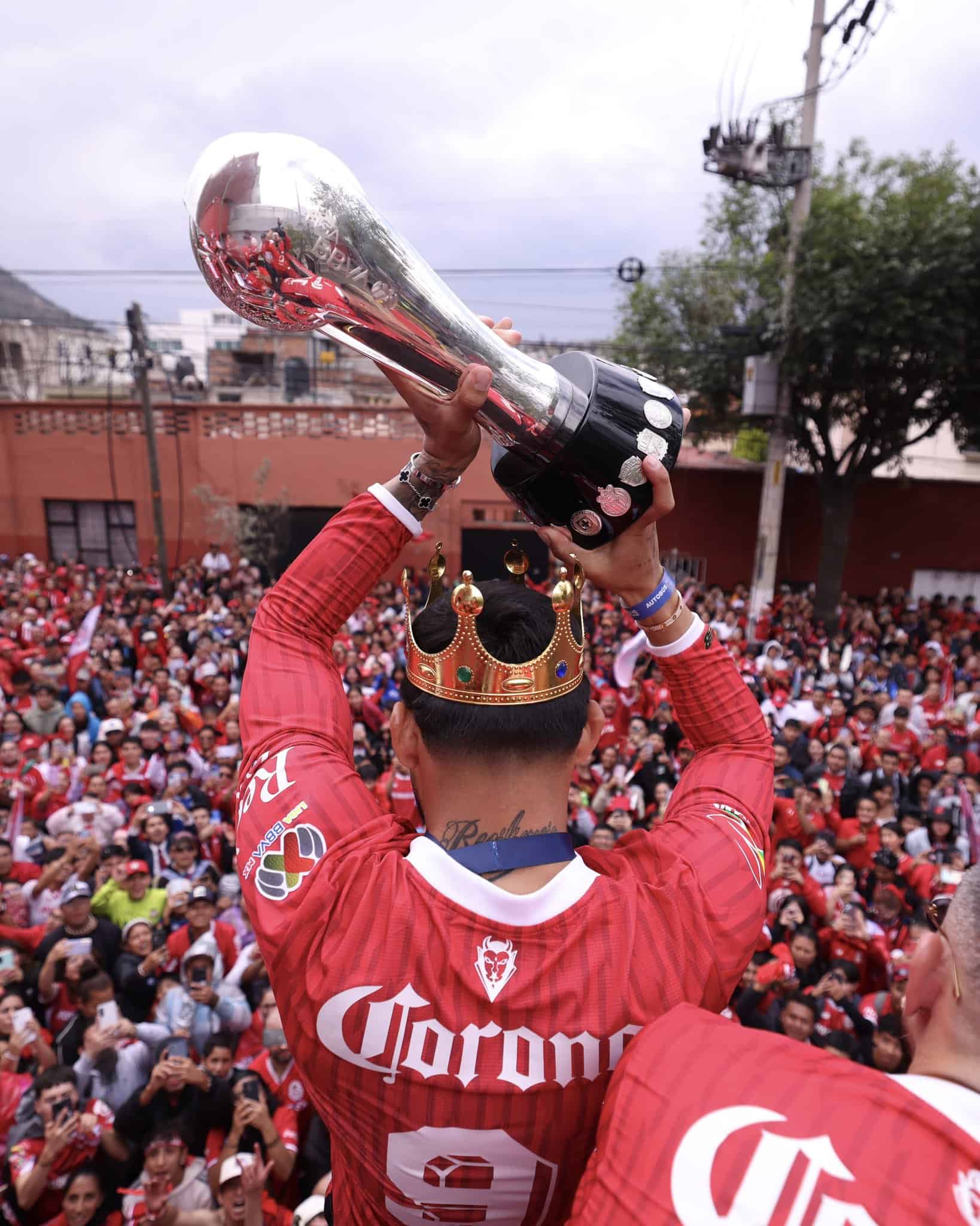 Toluca celebra título del Clausura 2025 con multitudinario desfile en la capital