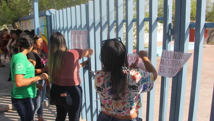 Cierran kínder en Frontera; madres exigen techo estructural por calor extremo