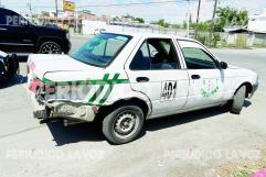 Taxista invade carril y choca con dos autos en Avenida Acereros, Monclova