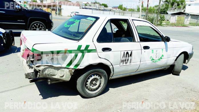 Taxista invade carril y choca con dos autos en Avenida Acereros, Monclova