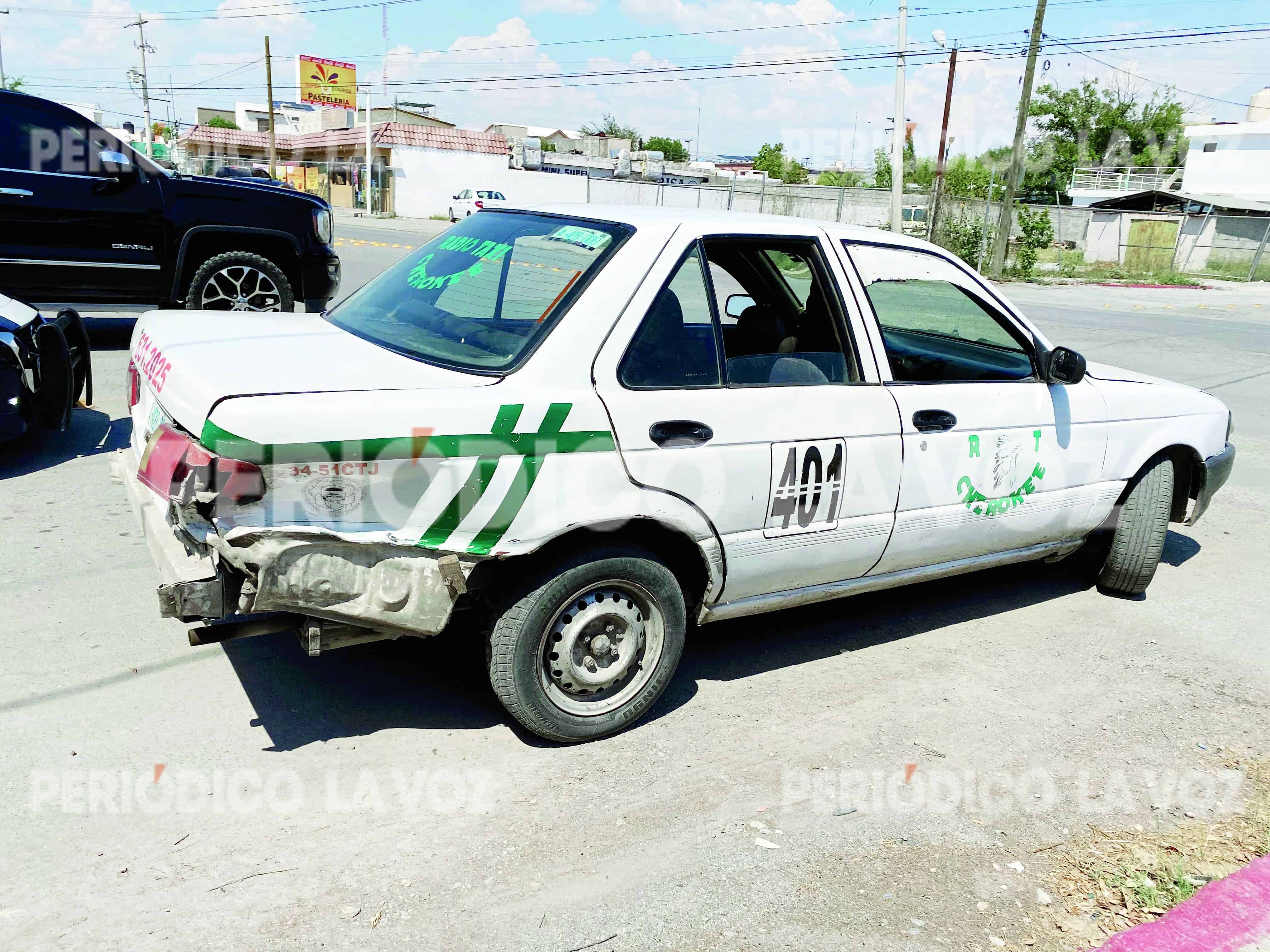 Taxista invade carril y choca con dos autos en Avenida Acereros, Monclova