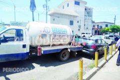 Accidente en Zona Centro Monclova: pipa de gas choca contra auto estacionado