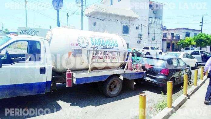 Accidente en Zona Centro Monclova: pipa de gas choca contra auto estacionado
