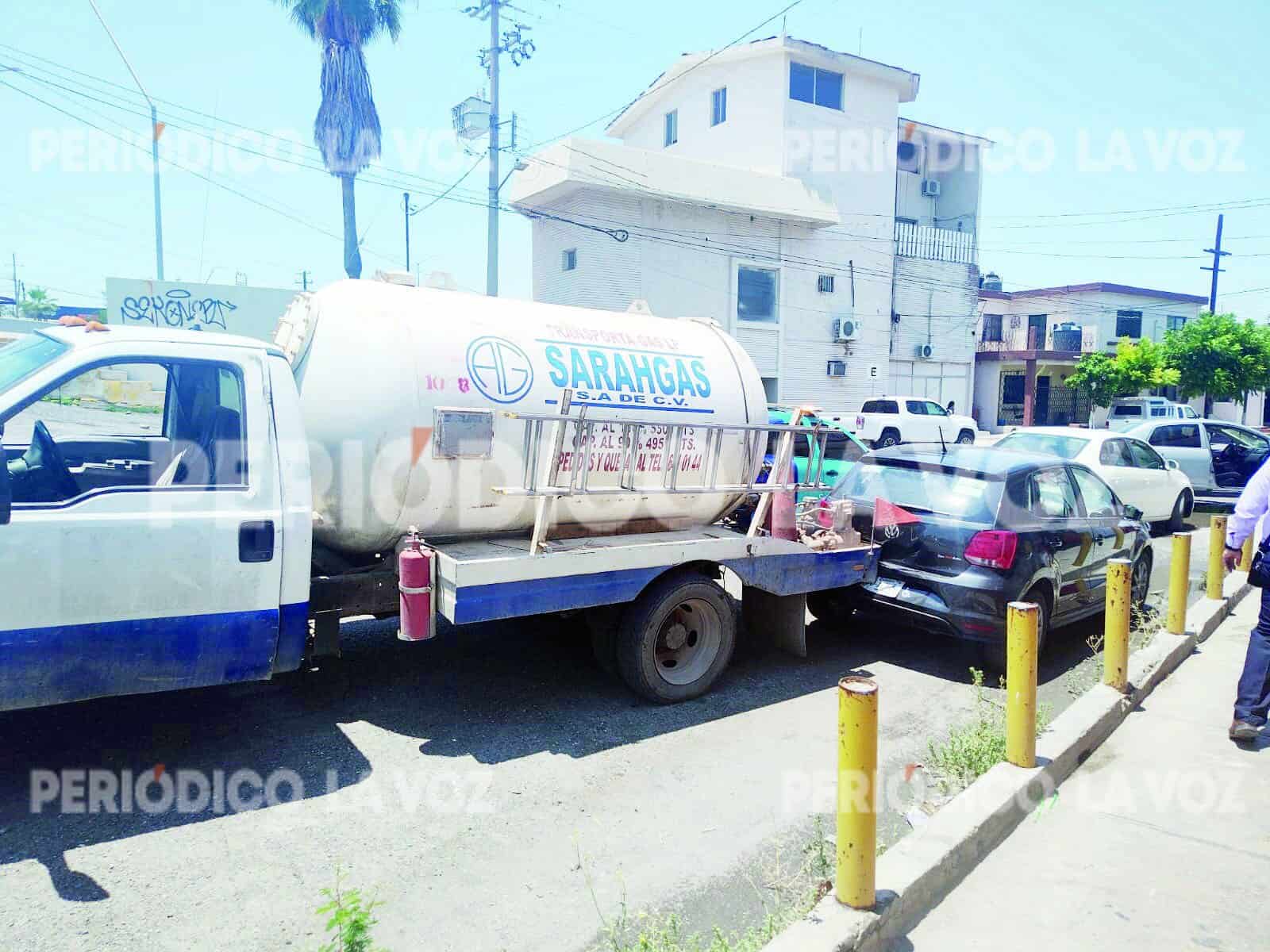 Accidente en Zona Centro Monclova: pipa de gas choca contra auto estacionado