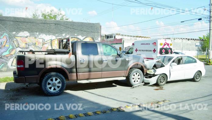 Accidente frente a UANE en Monclova: mujer no hace alto y causa choque con lesiones