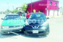 Choque leve en colonia Occidental por mujer que no respetó alto en Frontera, Coahuila