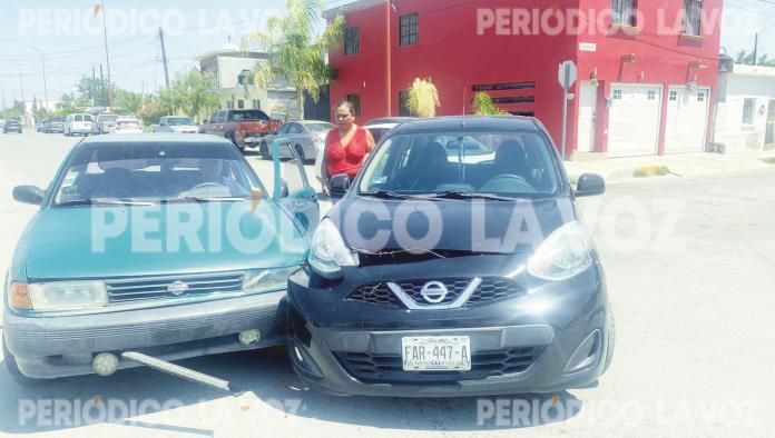 Choque leve en colonia Occidental por mujer que no respetó alto en Frontera, Coahuila