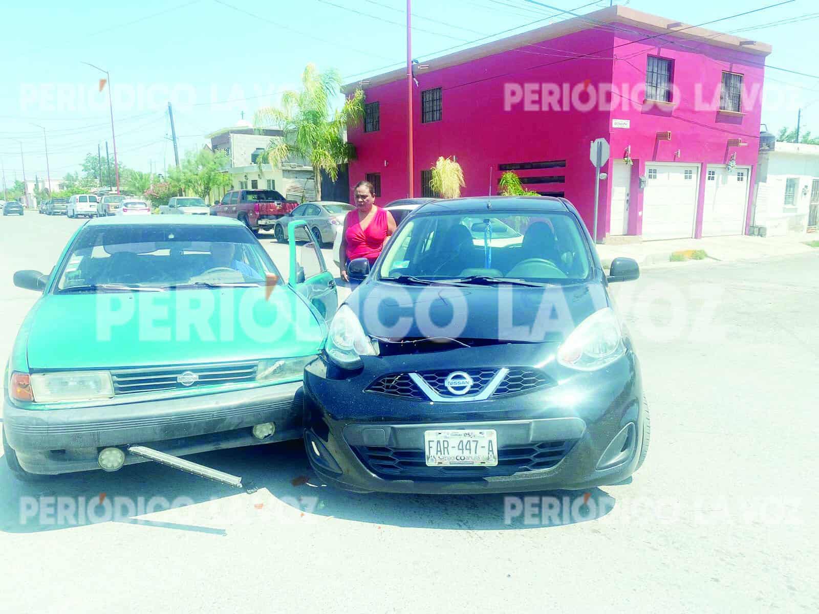 Choque leve en colonia Occidental por mujer que no respetó alto en Frontera, Coahuila