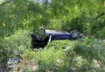 Joven se salva tras volcar su vehículo en el ejido Piedras Negras