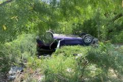 Joven se salva tras volcar su vehículo en el ejido Piedras Negras