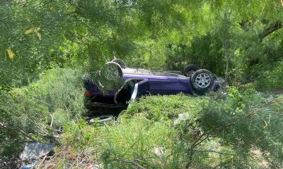 Joven se salva tras volcar su vehículo en el ejido Piedras Negras