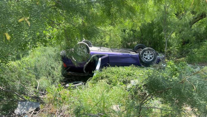 Joven se salva tras volcar su vehículo en el ejido Piedras Negras