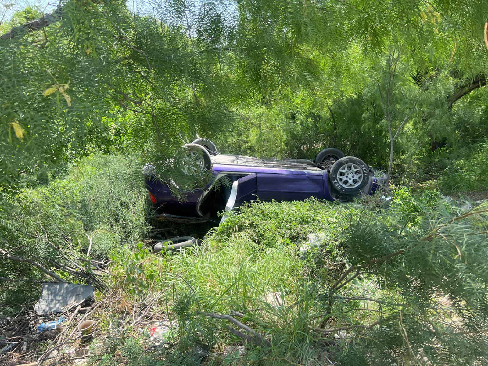 Joven se salva tras volcar su vehículo en el ejido Piedras Negras
