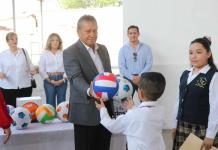 Óscar Ríos lleva mejoras a la primaria Ignacio Zaragoza en Nueva Rosita