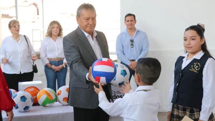 Óscar Ríos lleva mejoras a la primaria Ignacio Zaragoza en Nueva Rosita