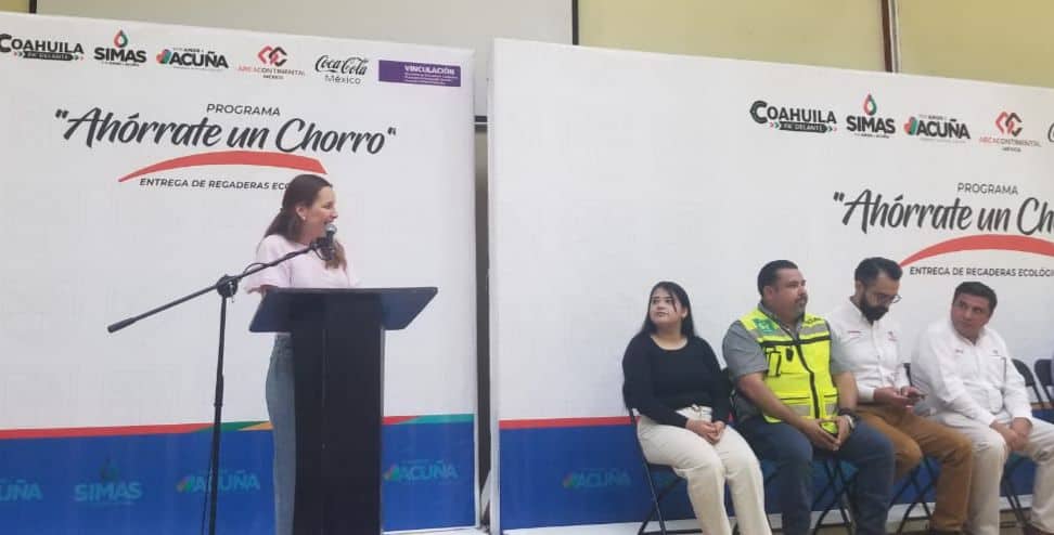 Entregan regaderas ecológicas en Ciudad Acuña para combatir escasez de agua