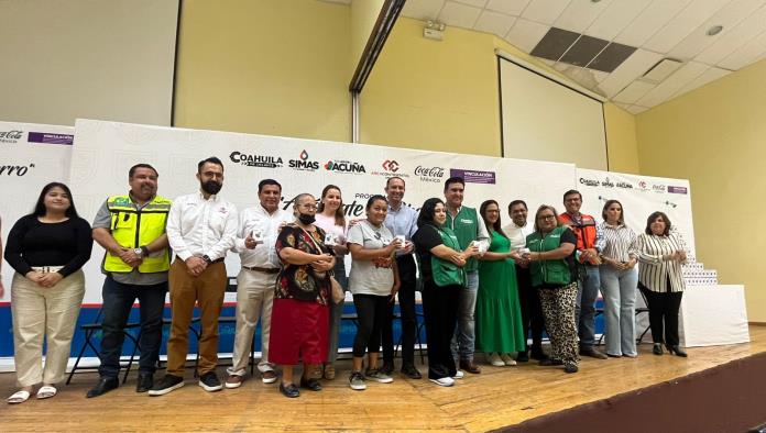 Entregan regaderas ecológicas en Ciudad Acuña para combatir escasez de agua