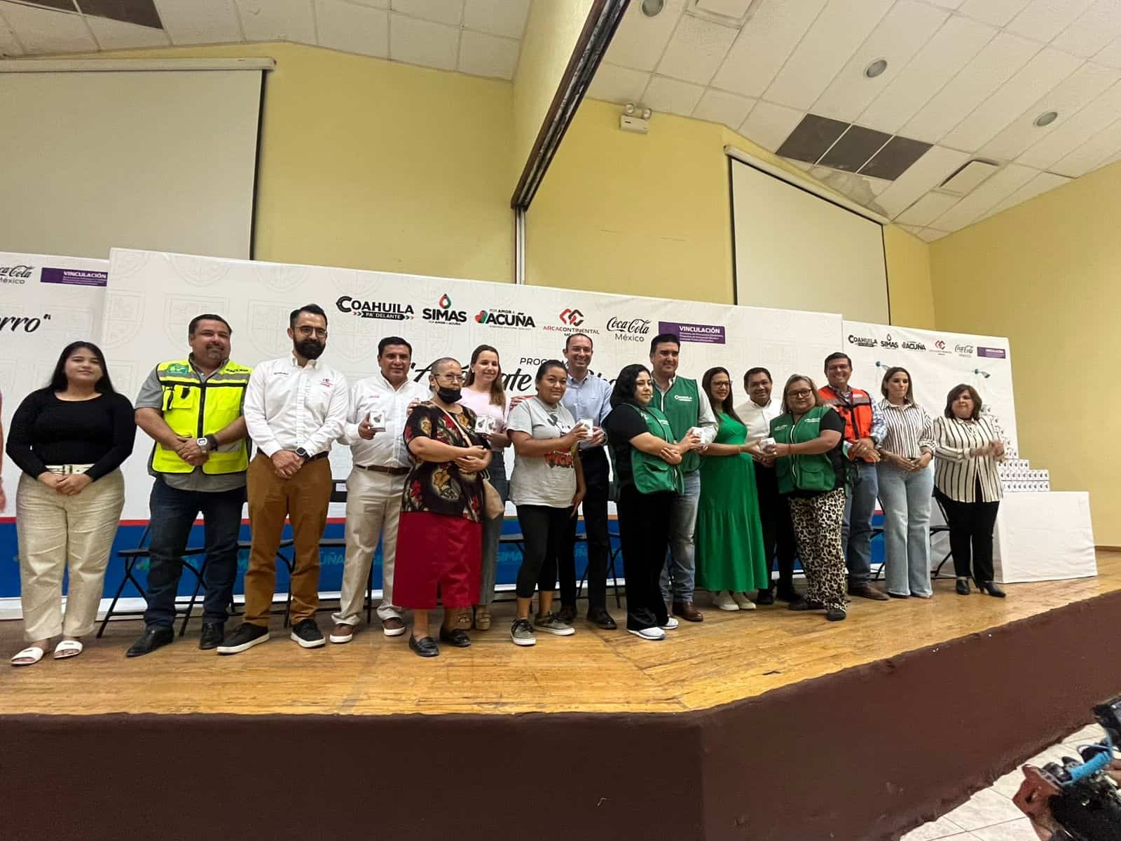 Entregan regaderas ecológicas en Ciudad Acuña para combatir escasez de agua