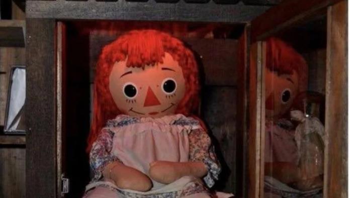 Annabelle no está desaparecida: la muñeca maldita sigue segura en el museo de los Warren