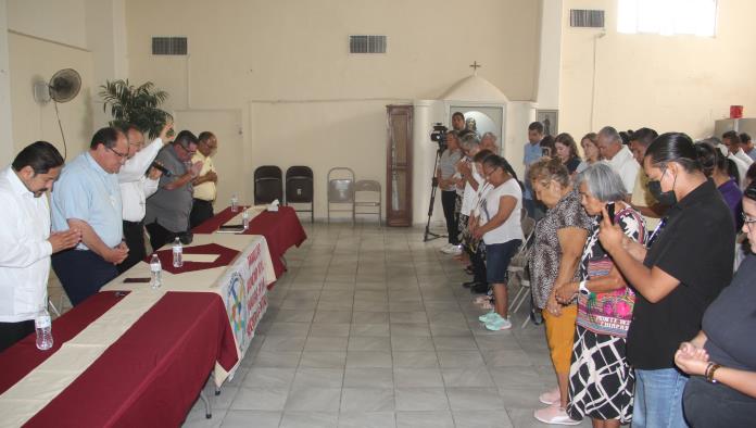 Colectivo de desaparecidos entrega carta al Nuncio para hacerla llegar al Papa