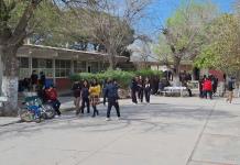 Escuelas públicas en Monclova prohíben que niños se sienten por presencia de pulgas