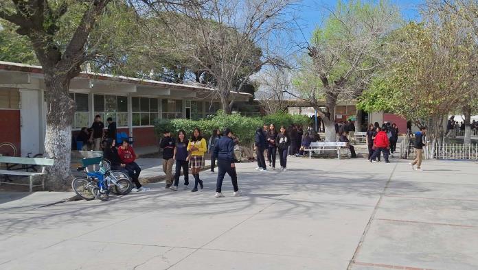 Escuelas públicas en Monclova prohíben que niños se sienten por presencia de pulgas