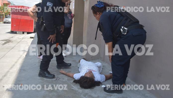 Mujer de 63 años se desmaya en zona hotelera de Monclova; paramédicos la auxilian