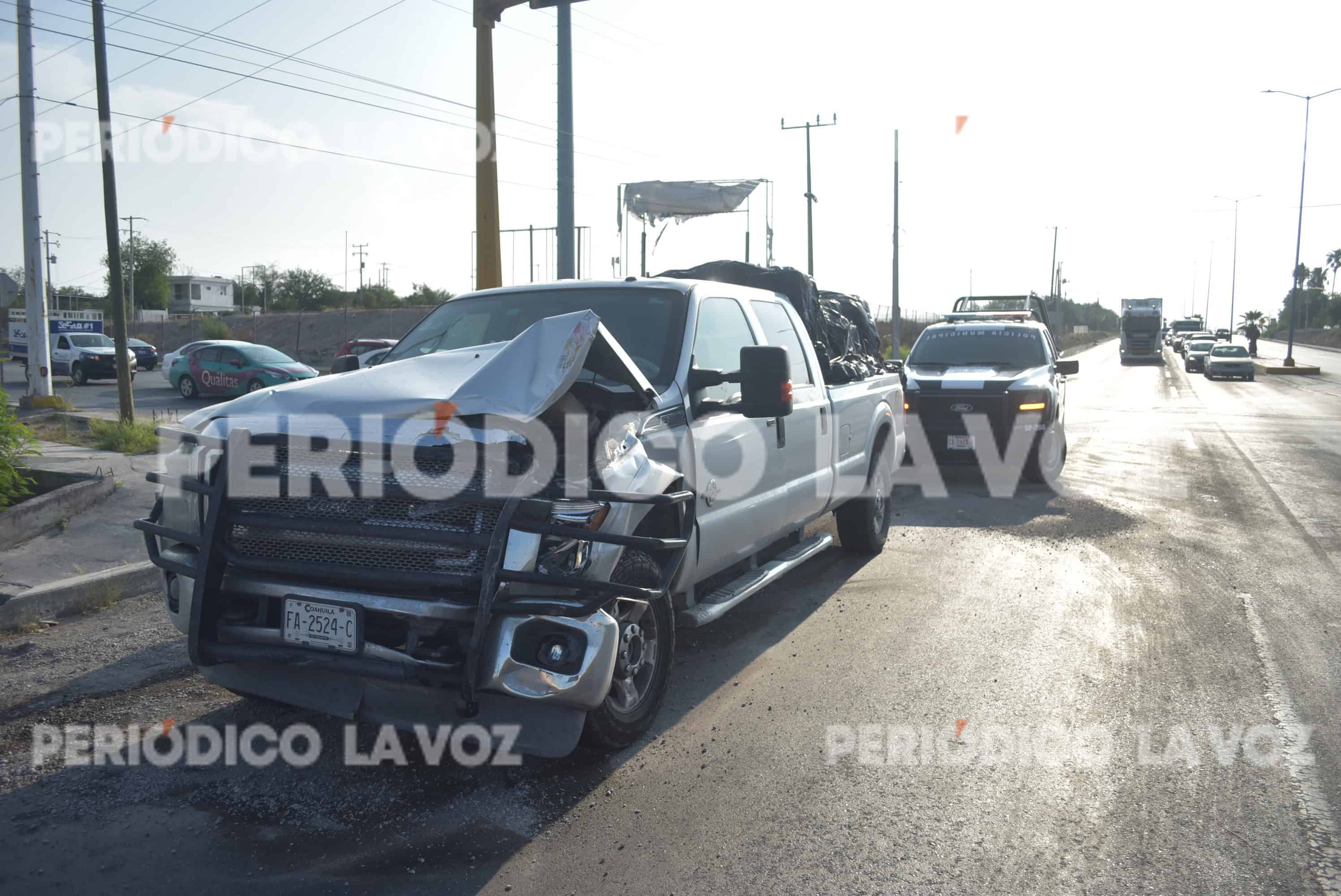 Paisanos chocan en Monclova rumbo a EU contra camión